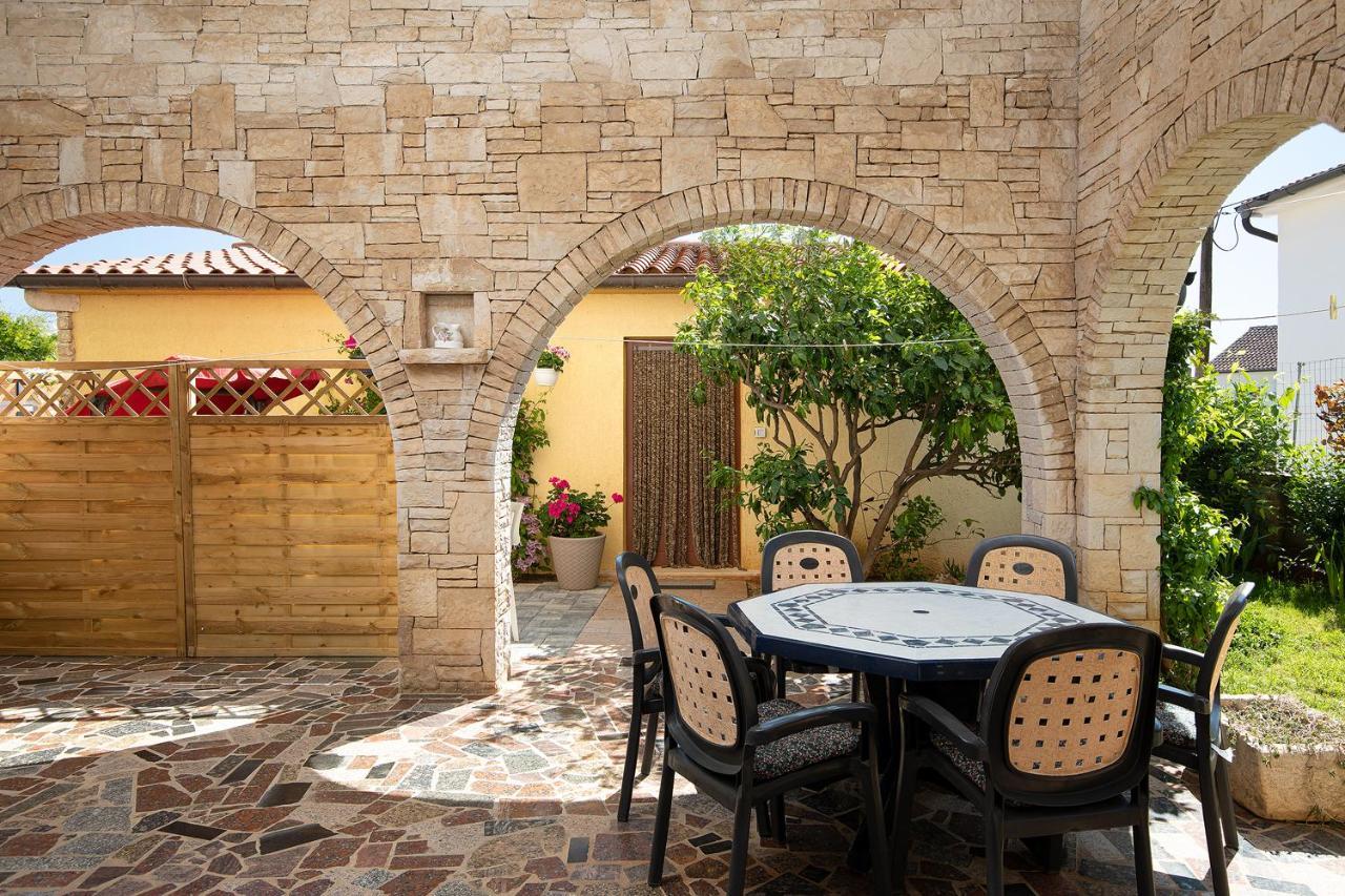 Modern Stone House With Flowers & Playground Medulin Dış mekan fotoğraf