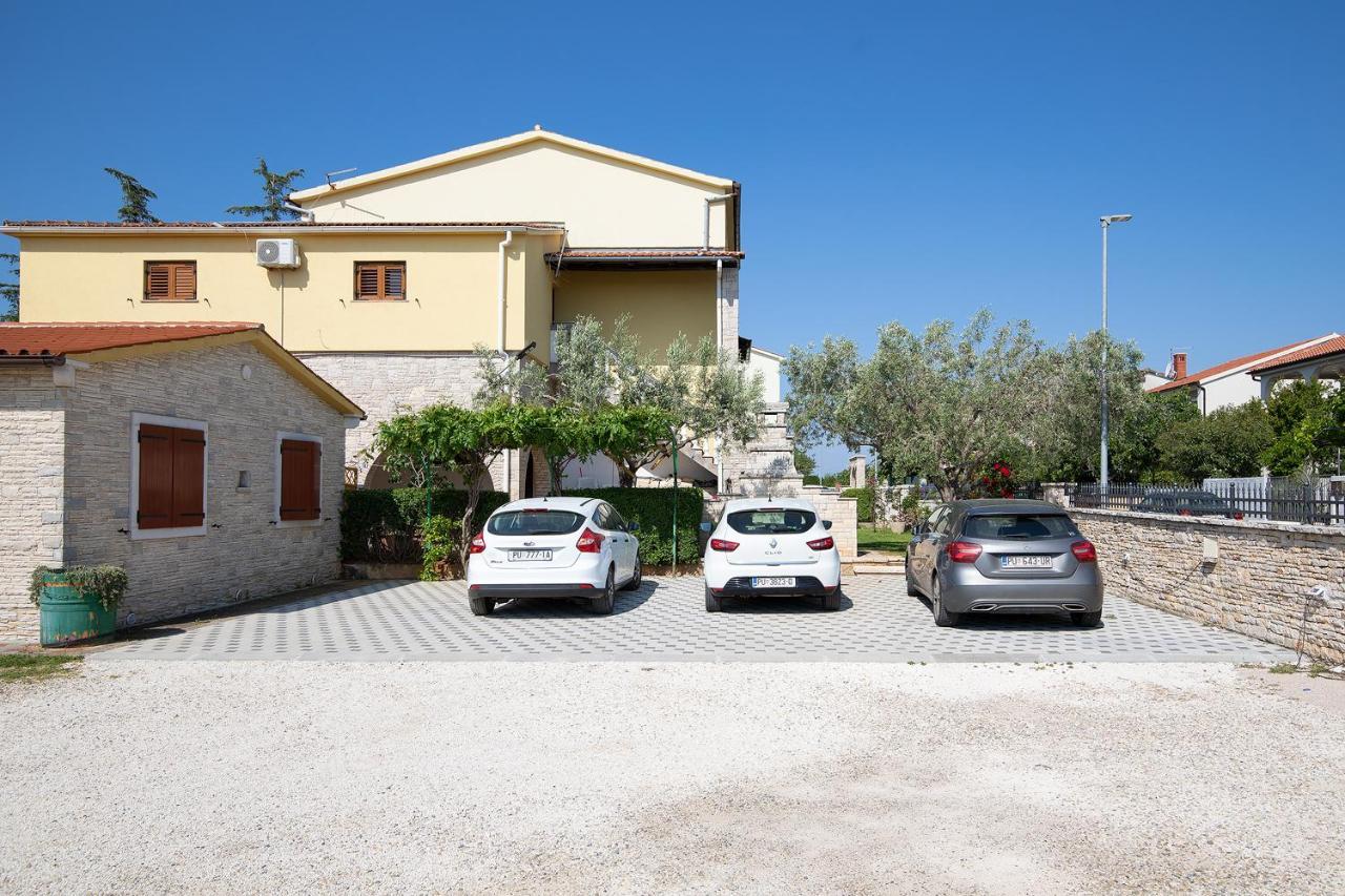 Modern Stone House With Flowers & Playground Medulin Dış mekan fotoğraf