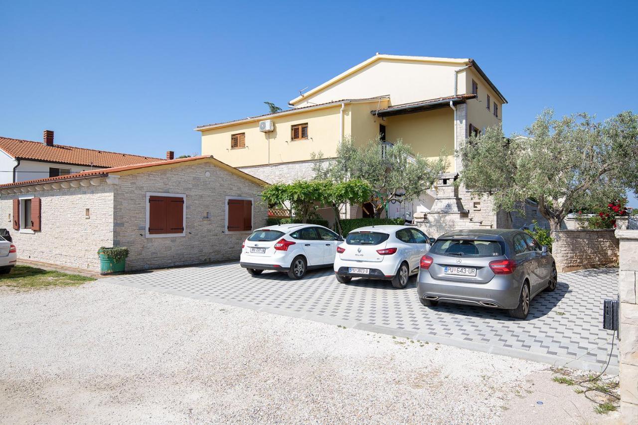Modern Stone House With Flowers & Playground Medulin Dış mekan fotoğraf
