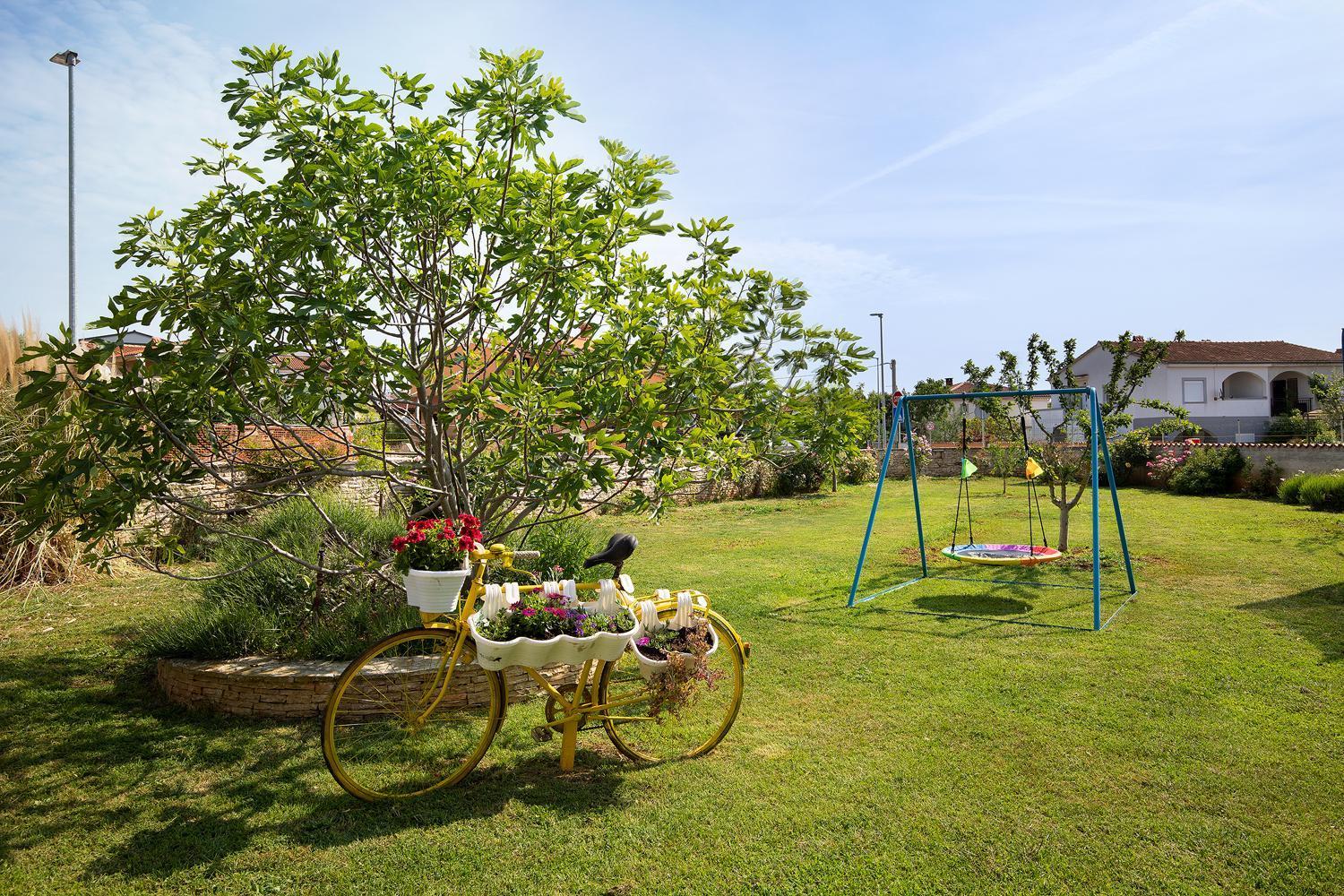 Modern Stone House With Flowers & Playground Medulin Dış mekan fotoğraf